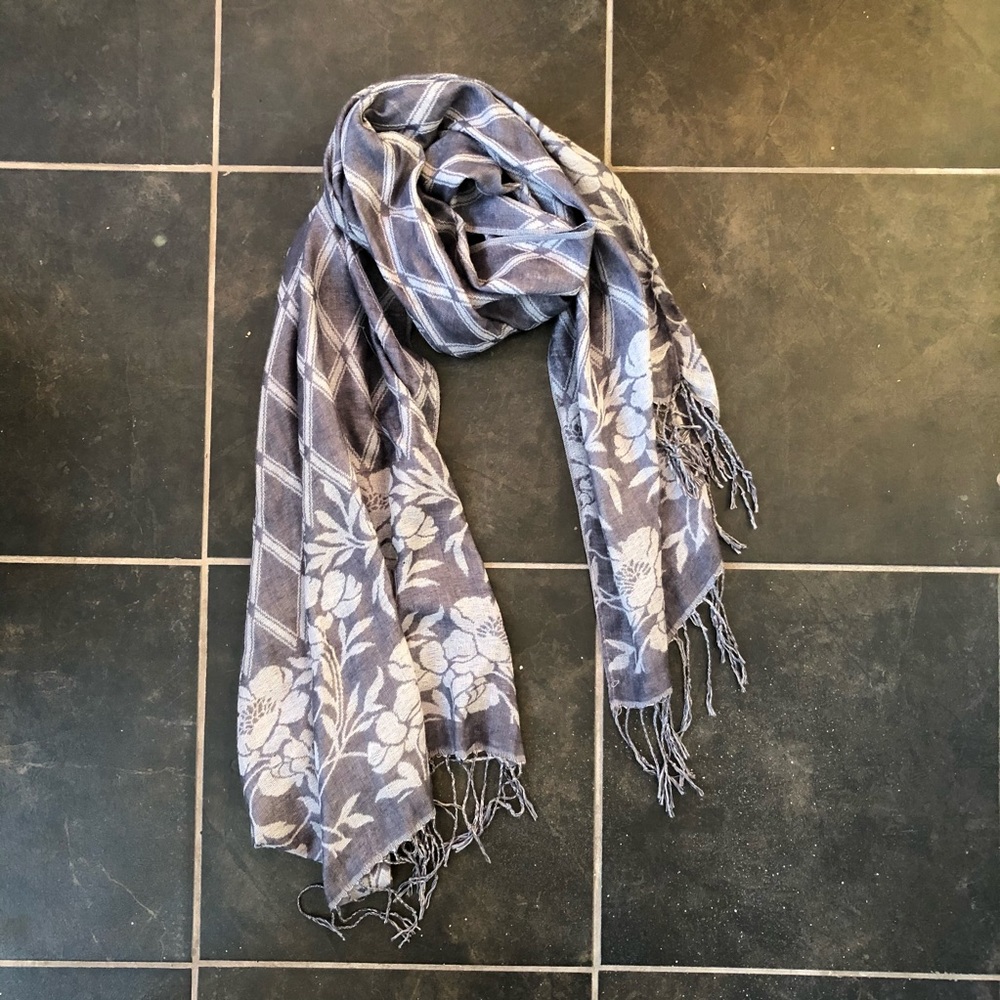 ✨Reversible gray patterned scarf with fringe